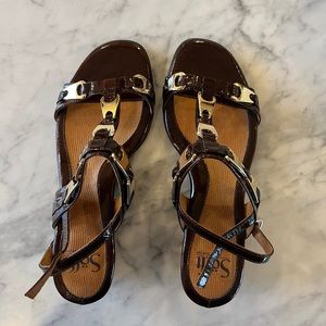 Sofft Rina women’s sandal, dark brown and brass. Size 7.5 M